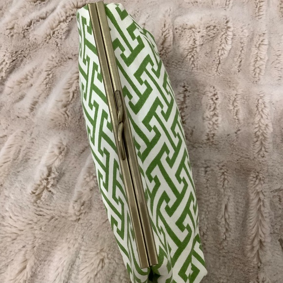 Mandy Nash Chevron clutch purse in excellent condition. Never used - Picture 3 of 8
